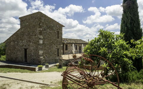 Agriturismo le Case Rosse di Montebuono: Ciel, Maison, Domicile, Lot Terre, Établissements Humains, Zone Rurale, Chalet, Biens, Ferme, Village