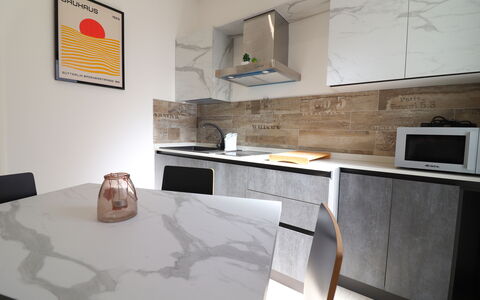 Malika: Meubles, Sol, Sol, Comptoir, Chaise, Cuisine, Matériau Naturel, Cabinetry, Table Cuisine Et Salle A Manger