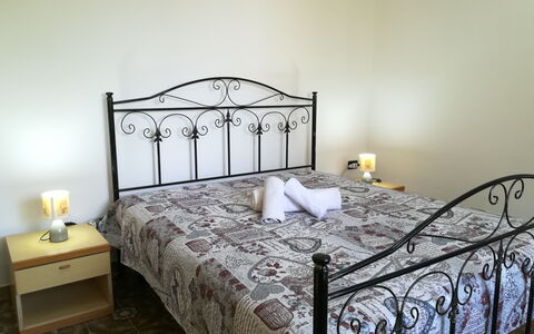 Villa Maddalena: Lit, Literie, Chambre, Drap De Lit, Meubles, Linge, Design Intérieur, Pièce, Sol, Cadre De Lit