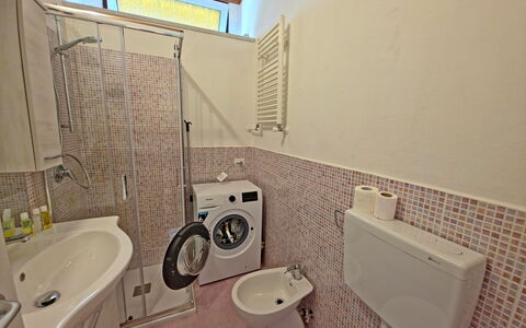 Casa Serena: Luminaire Plomberie, Lavabo, Salle De Bains, Machine À Laver, Évier, Sol, Sol, Toilette, Design Intérieur, Robinet
