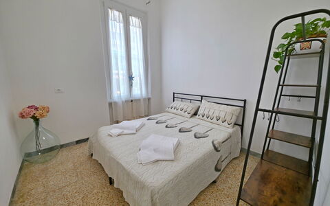 Casa Serena: Mur, Lit, Chambre, Sol, Sol, Drap De Lit, Literie, Design Intérieur, Cadre De Lit, Meubles