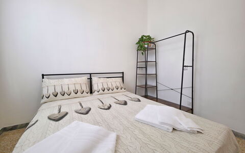 Casa Serena: Lit, Literie, Chambre, Design Intérieur, Drap De Lit, Sol, Meubles, Mur, Sol, Bois