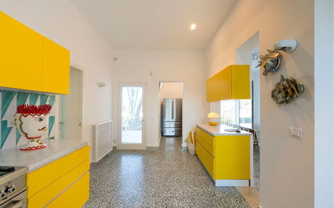 Villa Rebecca: Sol, Cuisine, Design Intérieur, Jaune, Sol, Plafond, Comptoir, Principaux Appliance, Cabinetry, Appareil De Cuisine