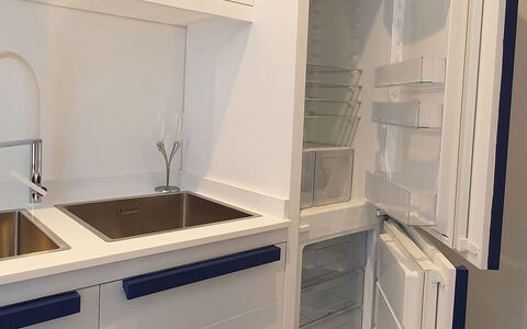Casa Blue Dream: Sol, Design Intérieur, Sol, Électroménager, Cuisine, Appareil De Cuisine, Principaux Appliance, Cabinetry, Comptoir, Verre