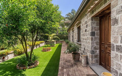 Villa Romantic Garden: Jardin, Arbuste, Couverture De Sol, Brique, Dalle, Aménagement Paysager, Arrière-Cour, Pelouse, Cour