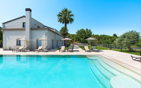 Villa Cloris: Bleu, L'Eau, Piscine, Composite, Miroir D'Eau, Recours, Réflexion, Ombre, Eco Hôtel, Biens