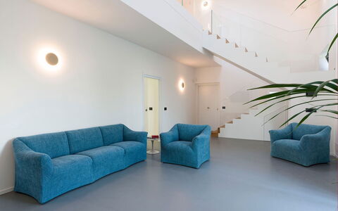 Villa Cloris: Sol, Sol, Design Intérieur, Canapé, Meubles, Salon, Plafond, Appartement, Confort