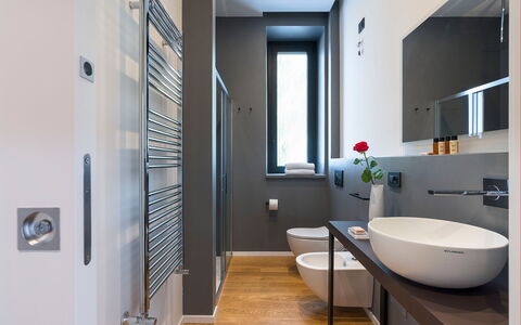 Villa Cloris: Salle De Bains, Design Intérieur, Luminaire Plomberie, Sol, Mur, Sol, Évier, Miroir, Lavabo, Robinet