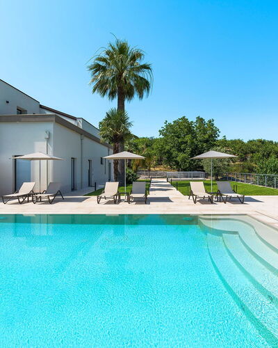Villa Cloris: Bleu, L'Eau, Piscine, Composite, Miroir D'Eau, Recours, Réflexion, Ombre, Eco Hôtel, Biens