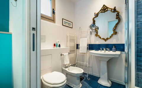 Casa Gentile: Sol, Design Intérieur, Luminaire Plomberie, Sol, Salle De Bains, Lavabo, Robinet, Appartement, Porte, Plomberie