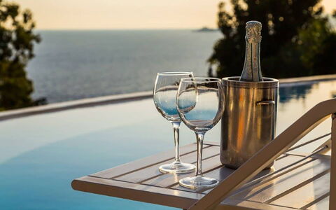 Villa Desideria: L'Eau, Meubles, Vaisselle, Table, Mobilier De Jardin, Drinkware, Chaise, Mer, Bar