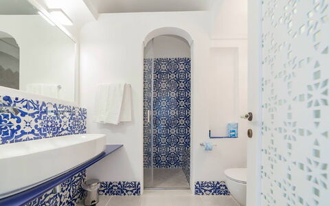Villa Desideria: Bleu, Sol, Luminaire Plomberie, Sol, Salle De Bains, Design Intérieur, Tuile, Mosaïque, Plomberie, Céramique