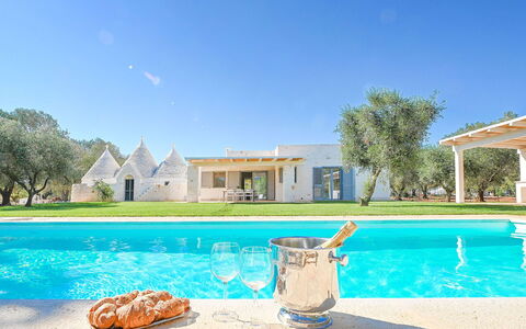 Trulli Heaven: Bleu, Biens, Ombre, Pelouse, Ferme, Aménagement Paysager, Piscine, Villa, Hacienda