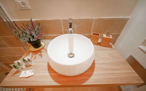 Trulli Heaven: Luminaire Plomberie, Lavabo, Évier, Robinet, Plomberie, Salle De Bains, Dur, Tache De Bois