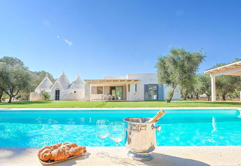 Trulli Heaven: Bleu, Biens, Ombre, Pelouse, Ferme, Aménagement Paysager, Piscine, Villa, Hacienda