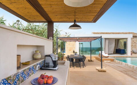 Villa Smeralda: Sol, Sol, Meubles, Domicile, Composite, Recours, Piscine, Chaise, Tuile, Ombre