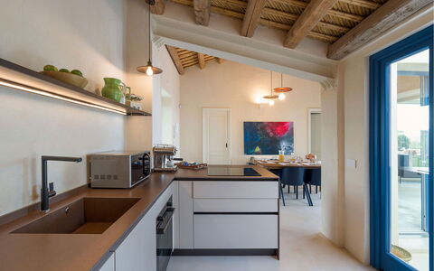 Villa Smeralda: Design Intérieur, Cuisine, Comptoir, Mur, Meubles, Sol, Bois, Plafond, Domicile, Luminaire