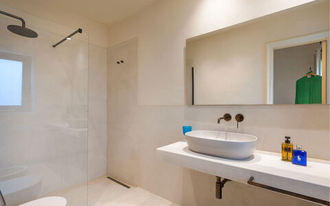 Villa Smeralda: Salle De Bains, Sol, Luminaire Plomberie, Mur, Design Intérieur, Sol, Lavabo, Évier, Robinet, Armoire De Toilette