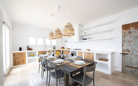 Villa Il Guaceto: Meubles, Design Intérieur, Bois, Sol, Plafond, Cuisine, Sol, Chaise, Table Cuisine Et Salle A Manger, Éclairage