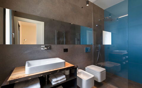 Villa Miriam: Sol, Design Intérieur, Luminaire Plomberie, Salle De Bains, Mur, Évier, Sol, Lavabo, Plafond, Robinet