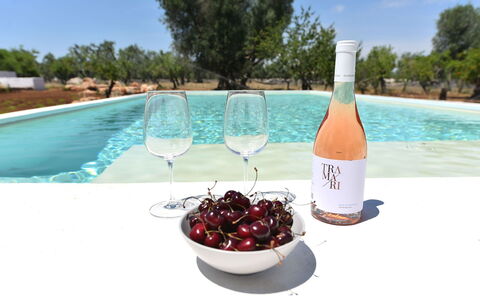 Trulli Fontana: Bouteille, Drinkware, Vaisselle, Verres À Pied, Bar, Verre De Vin, Du Vin