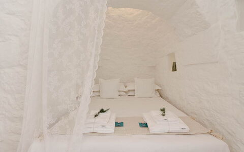 Trulli Fontana: Chambre, Lit, Literie, Oreiller, Matériau Naturel, Drap De Lit, Linge, Throw Pillow, Matelas, Cadre De Lit