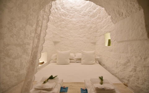Trulli Fontana: Éclairage, Chambre, Lit, Pièce, Literie, Drap De Lit, Linge, Confort, Oreiller, Luminaire