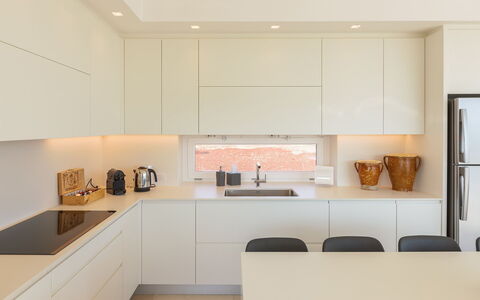 Villa Panita: Cuisine, Comptoir, Design Intérieur, Meubles, Appareil De Cuisine, Cabinetry, Sol, Mur, Bois, Plafond