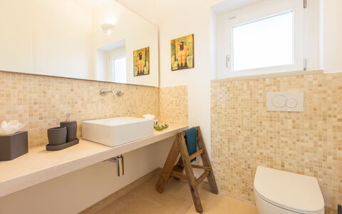Villa Panita: Salle De Bains, Sol, Sol, Mur, Luminaire Plomberie, Design Intérieur, Lavabo, Robinet, Tuile, Évier