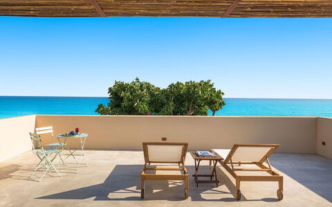 Villa Paprika: Bleu, Mer, Horizon, Océan, Meubles, Cotiers Et Relief Océaniques, Mobilier De Jardin, Ombre, Plage, Côte