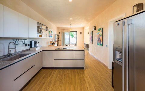 Villa Paprika: Cuisine, Comptoir, Appareil De Cuisine, Meubles, Design Intérieur, Sol, Principaux Appliance, Cabinetry, Sol, Bois