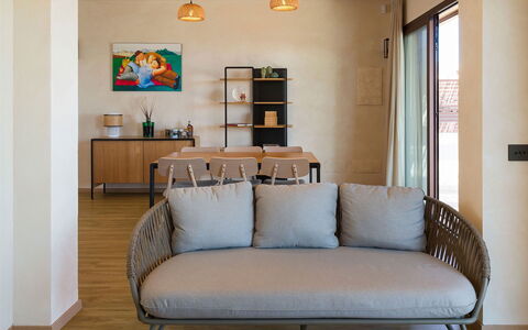 Villa Paprika: Meubles, Design Intérieur, Bois, Canapé, Sol, Sol, Domicile, Salon, Throw Pillow, Coussin