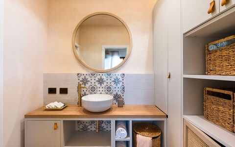 Villa Paprika: Design Intérieur, Sol, Luminaire Plomberie, Armoire De Toilette, Sol, Salle De Bains, Cabinetry, Lavabo, Domicile, Meubles
