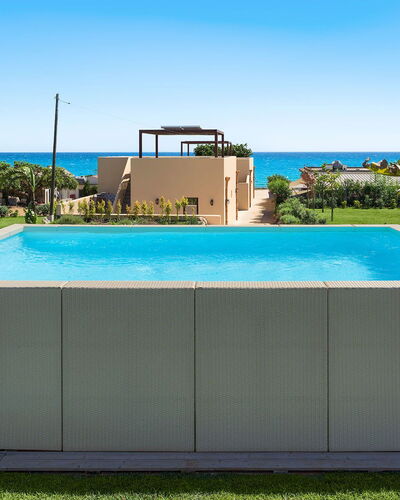 Villa Paprika: Piscine, Composite, Jardin, Loisir, Ombre, Aménagement Paysager, Gazon Artificiel, Arrière-Cour, Conception, Cour