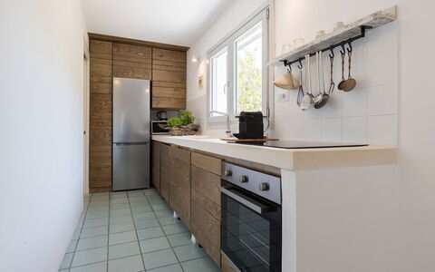 Villa Riva: Comptoir, Cuisine, Cabinetry, Appareil De Cuisine, Sol, Meubles, Bois, Design Intérieur, Principaux Appliance, Sol