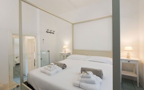 Villa Riva: Design Intérieur, Lit, Plafond, Chambre, Sol, Cadre De Lit, Appartement, Literie, Pièce, Drap De Lit
