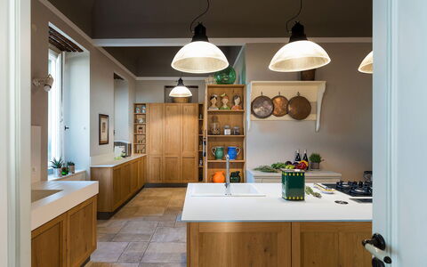 Villa Milo: Design Intérieur, Meubles, Cuisine, Bois, Comptoir, Luminaire, Plafond, Cabinetry, Sol, Éclairage