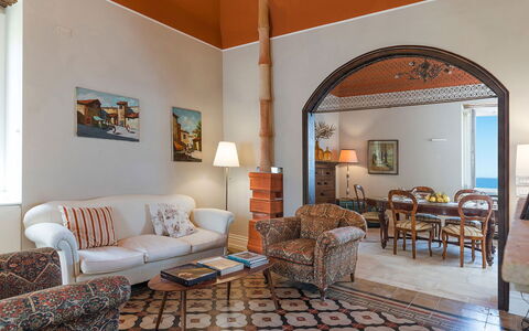 Villa Milo: Meubles, Design Intérieur, Mur, Sol, Sol, Bois, Plafond, Pièce, Canapé, Salon