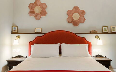 Villa Milo: Mur, Design Intérieur, Chambre, Bois, Meubles, Drap De Lit, Literie, Éclairage, Lit, Orange