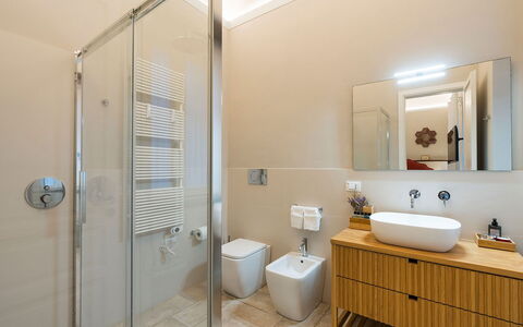Villa Milo: Salle De Bains, Sol, Design Intérieur, Luminaire Plomberie, Sol, Lavabo, Évier, Robinet, Plafond, Miroir