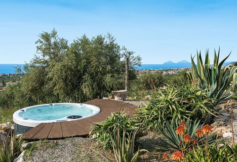 Villa Milo: Piscine, Recours, Mobilier De Jardin, Eco Hôtel, Loisir, Chaise, Parapluie, Aménagement Paysager, Ombre, Ville Resort