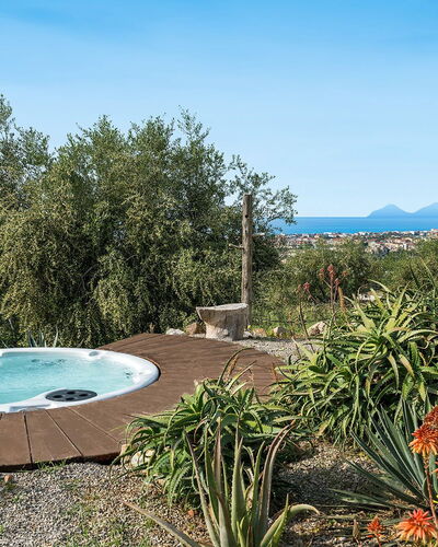 Villa Milo: Piscine, Recours, Mobilier De Jardin, Eco Hôtel, Loisir, Chaise, Parapluie, Aménagement Paysager, Ombre, Ville Resort
