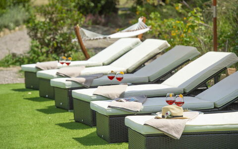 Villa Marinella: Mobilier De Jardin, Meubles, Ombre, Loisir, Jardin, Pelouse, Balancelle, Chaise, Parapluie, Cour