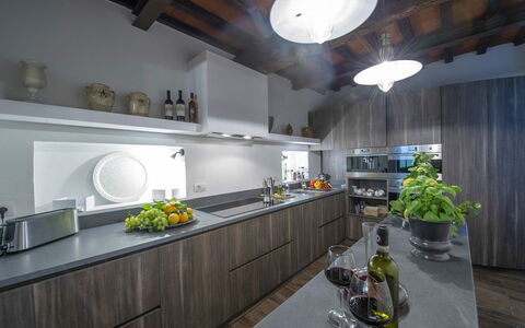 Villa Marinella: Cuisine, Design Intérieur, Comptoir, Luminaire, Éclairage, Plafond, Meubles, Cabinetry, Domicile, Luminaire Plomberie