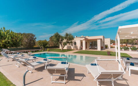 Villa Il Gelsomino: Piscine, Recours, Zone Résidentielle, Biens, Jardin, Aménagement Paysager, Hacienda, Ombre, Villa, Cour