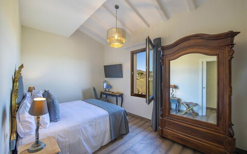 Villa Serena: Bois, Meubles, Design Intérieur, Chambre, Éclairage, Domicile, Sol, Pièce, Lit, Appartement