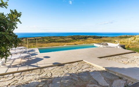 Villa Lily: Bleu, Piscine, Dalle, Passerelle, Tuile
