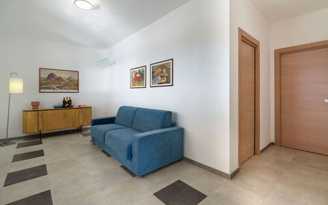 Villa Lily: Meubles, Design Intérieur, Sol, Sol, Mur, Canapé, Bois, Plafond, Pièce, Salon