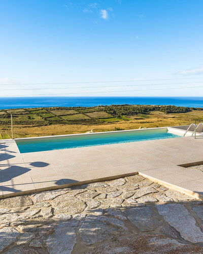 Villa Lily: Bleu, Piscine, Dalle, Passerelle, Tuile