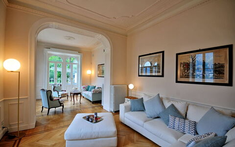 Letizia: Meubles, Design Intérieur, Mur, Canapé, Sol, Sol, Bois, Salon, Plafond, Pièce